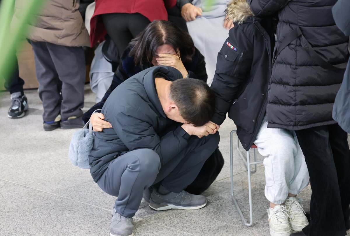 29일 전남 무안국제공항에서 제주항공 여객기 사고 탑승객 가족들이 오열하고 있다. 2024.12.29 뉴스1