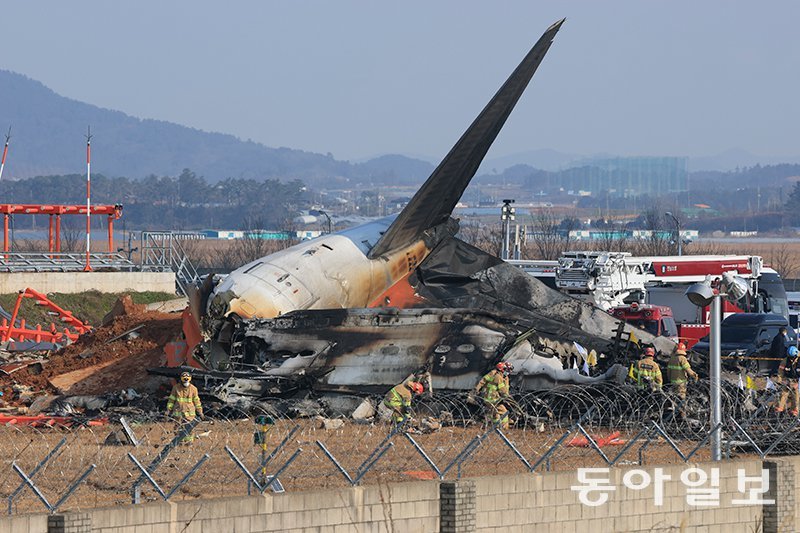 29일 오전 9시 3분경 전남 무안국제공항에서 동체 착륙을 시도하던 중 활주로 끝 외벽과 충돌한 제주항공 여객기 주변을 소방관들이 수색하고 있다. 이날 사고로 승무원을 포함한 탑승자 181명 가운데 177명이 사망했다(오후 9시 기준). 남녀 승무원 2명은 여객기 꼬리 부근에서 극적으로 구조돼 병원에서 치료를 받고 있다. 무안=박영철 기자 skyblue@donga.com