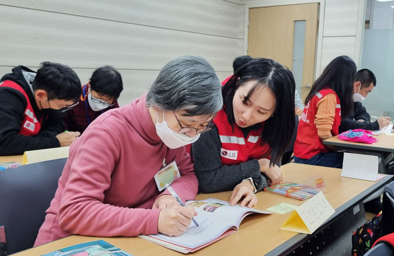 LG전자는 ‘쉬운 가전 프로젝트’에 임직원 봉사자가 참여해 장애인들이 쉽고 안전하게 가전제품을 사용하도록 돕는다. LG전자 제공