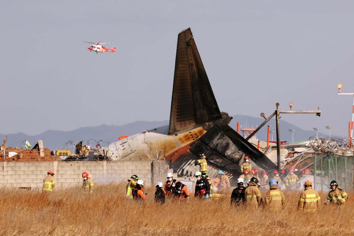 29일 오전 전남 무안국제공항 활주로에 여객기가 추락해 사고 수습이 이뤄지고 있다. 2024.12.29 뉴스1