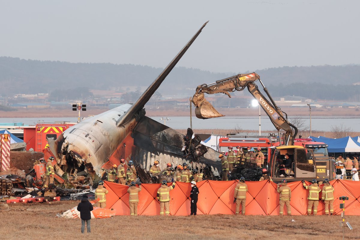 29일 오전 9시 3분께 전남 무안국제공항에서 181명이 탑승한 여객기가 추락해 소방대원들이 사고 수습 작업을 하고 있다. 사고가 난 항공기는 방콕발 제주항공 2216편으로, 랜딩기어 고장으로 동체 착륙하던 중 사고가 난 것으로 파악되고 있다. 소방당국은 긴급 브리핑을 열고 “여객기에 탑승한 181명 중 구조자 2명을 제외한 인원이 모두 사망한 것으로 추정된다＂며 ＂총력을 다해 수습 작업을 진행 중＂이라고 밝혔다. 2024.12.29/뉴스1