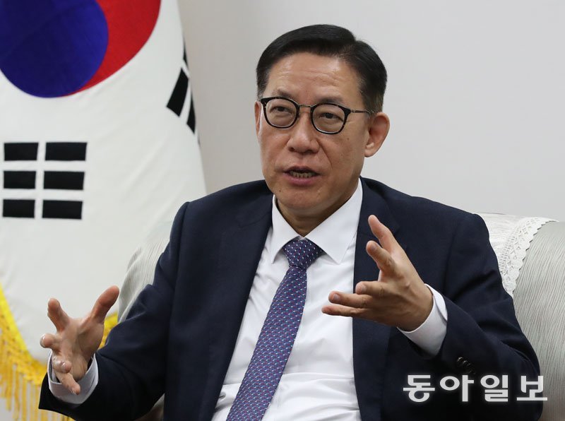 김승우 순천향대 총장은 27일 총장실에서 진행한 동아일보와의 인터뷰에서 “대학 브랜드 가치를 높이기 위해서는 입학경쟁력, 학생 만족도, 실용 연구성과 등이 시너지 효과를 내야 한다”라고 설명했다. 천안=김태영 기자 live@donga.com