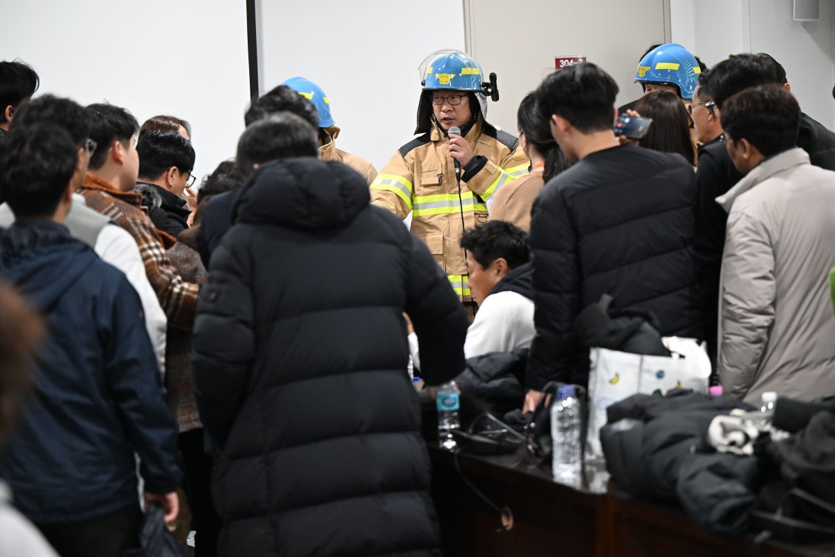 29일 오후 전남 무안군 한국공항공사 무안공항 관리동 3층에서 활주로 이탈 사고 항공기 탑승 가족들을 상대로 소방 당국이 브리핑을 진행하고 있다. 2024.12.29. 뉴시스