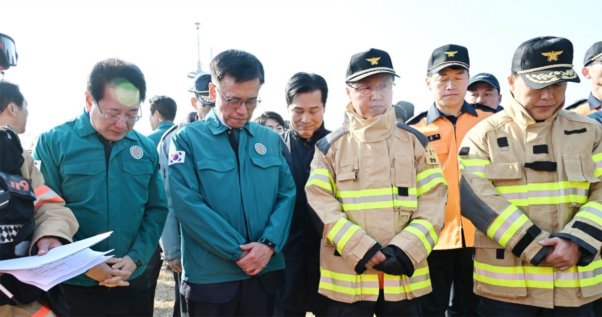 참사 현장 찾아 묵념하는 崔대행 최상목 대통령 권한대행 부총리 겸 기획재정부 장관(왼쪽에서 두 번째)이 29일 전남 무안국제공항 제주항공 항공기 사고 현장을 찾아 묵념을 하고 있다. 최 권한대행은 사고 1시간여 만에 중앙재난안전대책본부를 가동했다. 기획재정부 제공