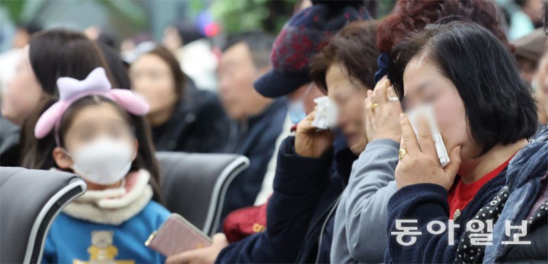 29일 전남 무안국제공항 대합실에 모인 제주항공 여객기 탑승자 가족들이 눈물을 닦아내고 있다. 이날 오전 무안공항에 착륙하던 방콕발 제주항공 여객기가 활주로 외벽과 충돌하는 사고가 발생해 승무원과 탑승객 179명이 사망했다. 무안=장승윤 기자 tomato99@donga.com