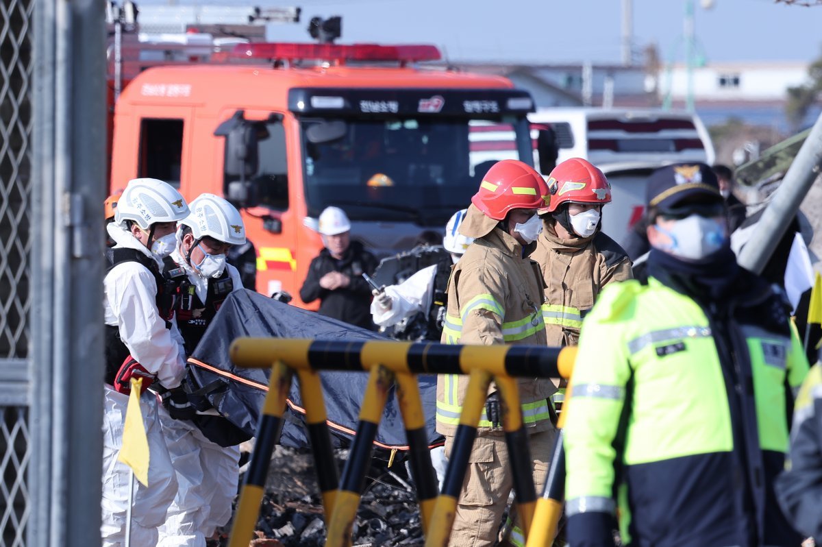 29일 오전 9시 3분께 전남 무안국제공항에서 181명이 탑승한 여객기가 추락해 소방대원들이 사고 수습 작업을 하고 있다. 2024.12.29/뉴스1