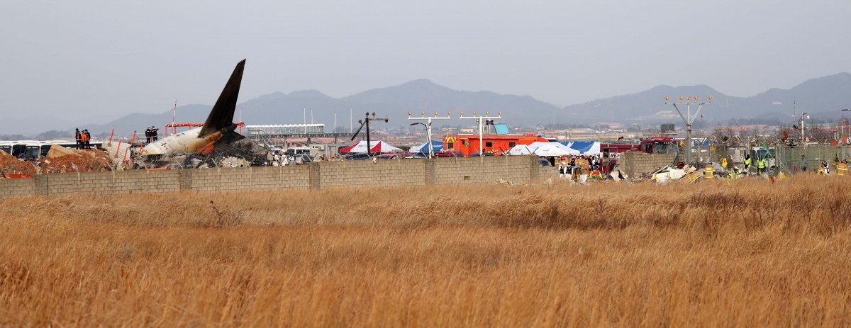 29일 오후 전남 무안국제공항에서 발생한 태국발 제주항공 여객기 충돌 폭발 사고 현장에서 소방대원들이 수색 작업을 진행하고 있다. 2024.12.29. 뉴시스