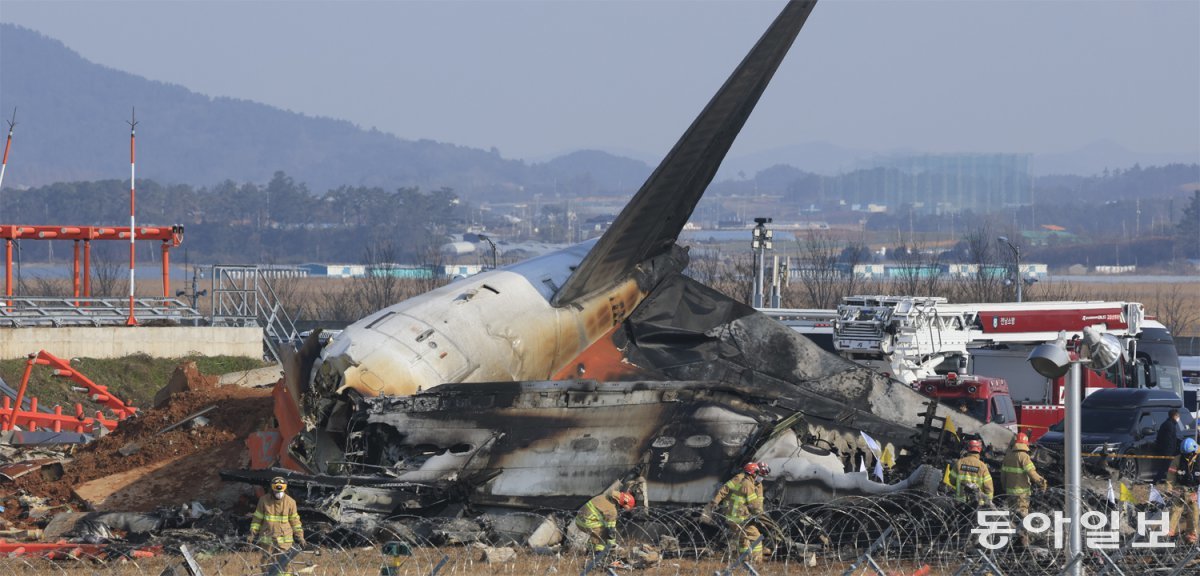 국내 발생한 최악의 여객기 사고 29일 오전 9시 3분경 전남 무안국제공항에서 동체 착륙을 시도하던 중 활주로 끝 외벽과 충돌한 제주항공 여객기 주변을 소방관들이 수색하고 있다. 이날 사고로 승무원을 포함한 탑승자 181명 가운데 179명이 사망했다. 남녀 승무원 2명은 여객기 꼬리 부근에서 극적으로 구조돼 병원에서 치료를 받고 있다. 무안=박영철 기자 skyblue@donga.com