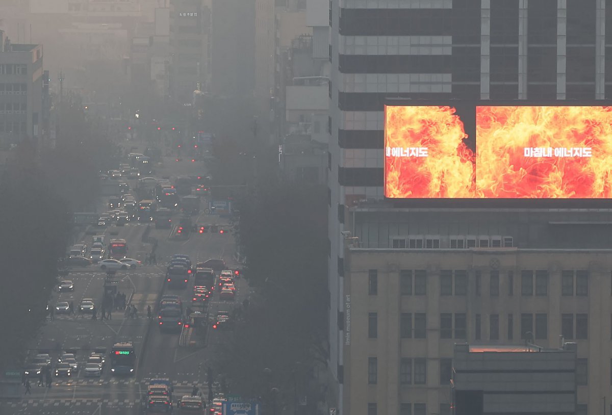 서울 등 수도권 미세먼지와 초미세먼지 농도가 ‘나쁨’을 보인 26일 오전 서울 종로구 서울시교육청에서 바라본 서울 도심이 뿌옇다. 2024.12.26. 뉴시스