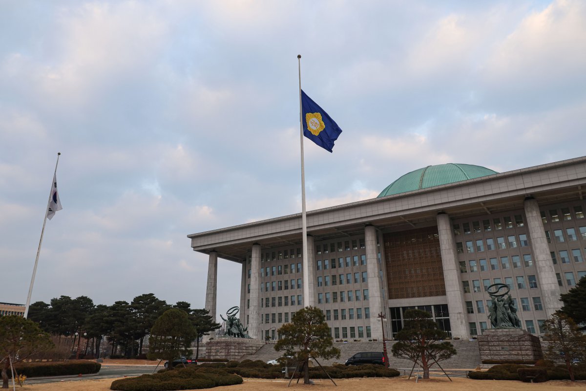 무안공항 제주항공 여객기 참사로 국가애도기간인 30일 오전 서울 여의도 국회에 조기가 게양되어 있다. 2024.12.30. [서울=뉴시스]