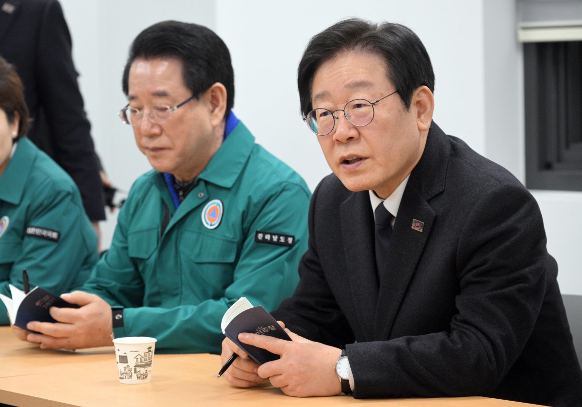 이재명 더불어민주당 대표가 29일 전남 무안국제공항 여객기 참사 종합상황실에서 항공사고대책위원회 위원들과 대책 회의를 하고 있다. (공동취재) 2024.12.29 뉴시스