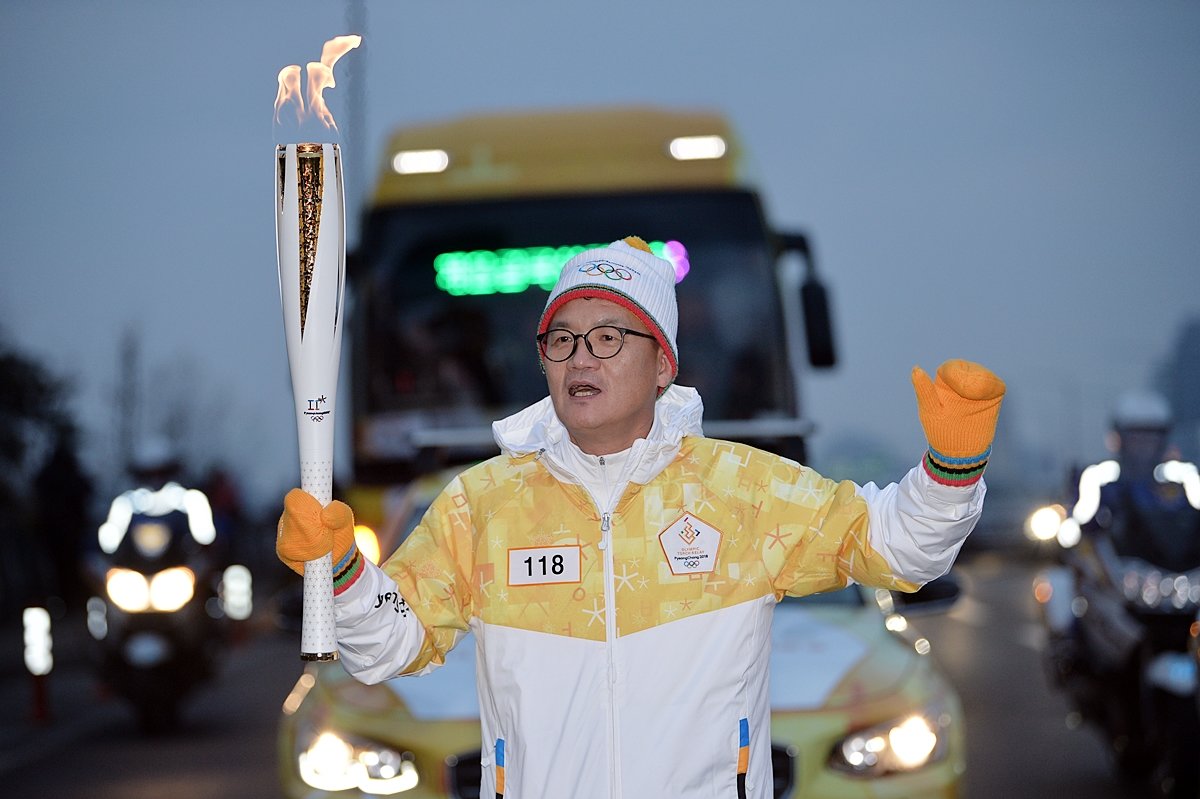 2018년 평창 겨울올림픽 성화 봉송 주자로 나선 장갑석 감독의 모습. 장갑석 감독 제공