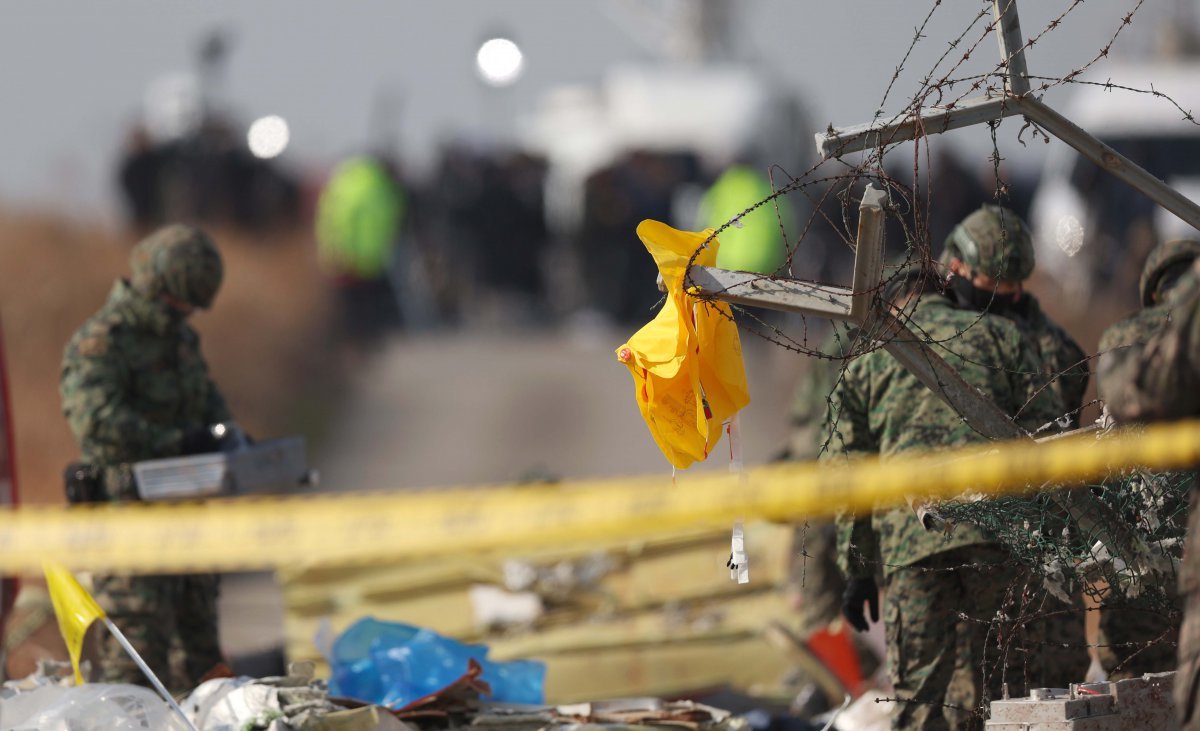 30일 전남 무안국제공항 제주항공 여객기 충돌 폭발 사고 현장에서 파손된 철조망 위로 구명조끼가 걸려 있다. 무안=뉴시스