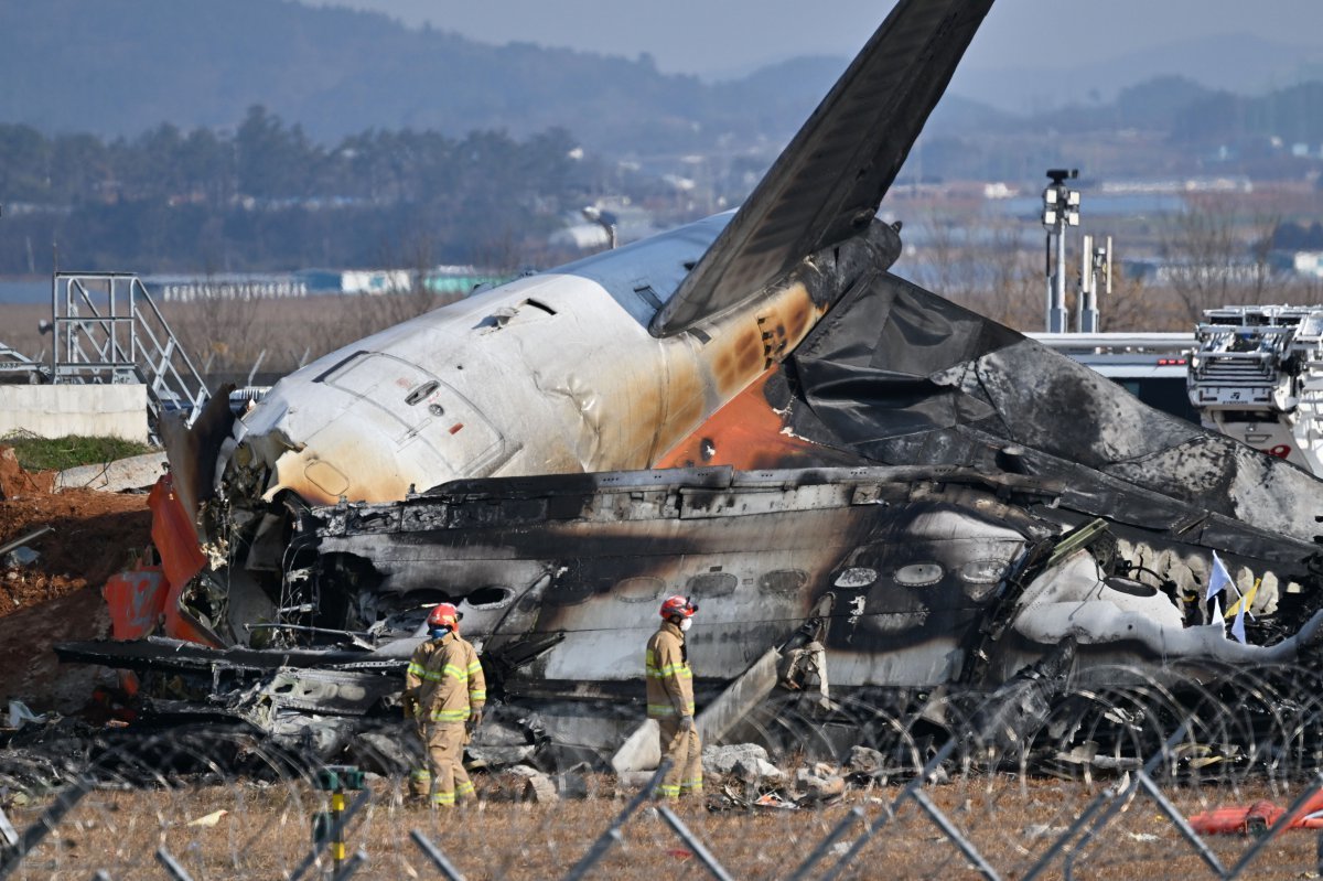 전남 무안공항에서 여객기 착륙 도중 충돌 사고가 난 29일 오후 소방 당국이 여객기 잔해를 살피고 있다. 2024.12.29 무안=뉴시스