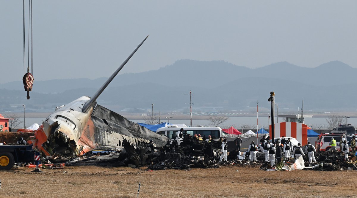 30일 오전 전남 무안국제공항에서 소방대원들이 전날 발생한 제주항공 여객기 충돌 폭발 사고 잔해를 수색하고 있다. (공동취재) 2024.12.30 뉴스1