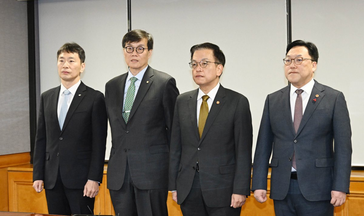 왼쪽부터 이복현 금융감독원장, 이창용 한국은행 총재, 최상목 부총리(현 대통령권한대행), 김병환 금융위원장. 기획재정부 제공