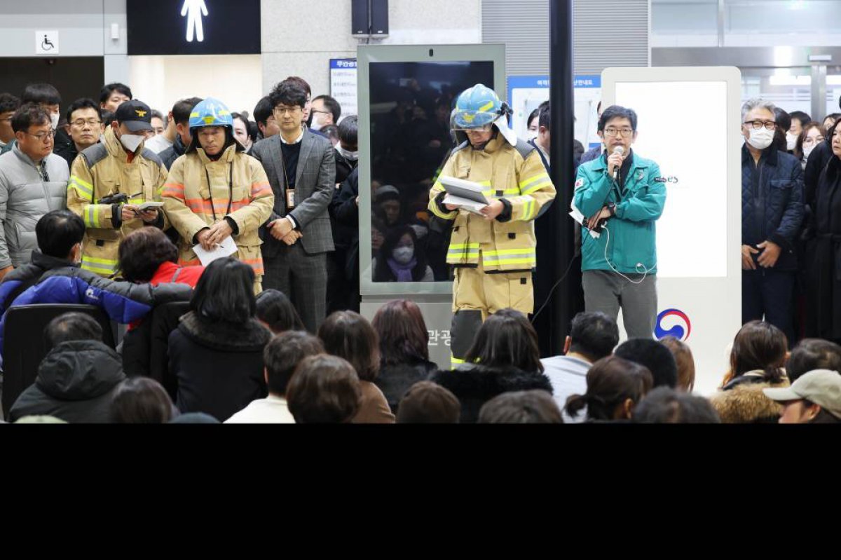 29일 전남 무안국제공항에서 국토부와 소방서 관계자들이 여객기 추락 사고 유가족들에게 현장 브리핑을 하고 있다. 2024.12.29. 뉴스1