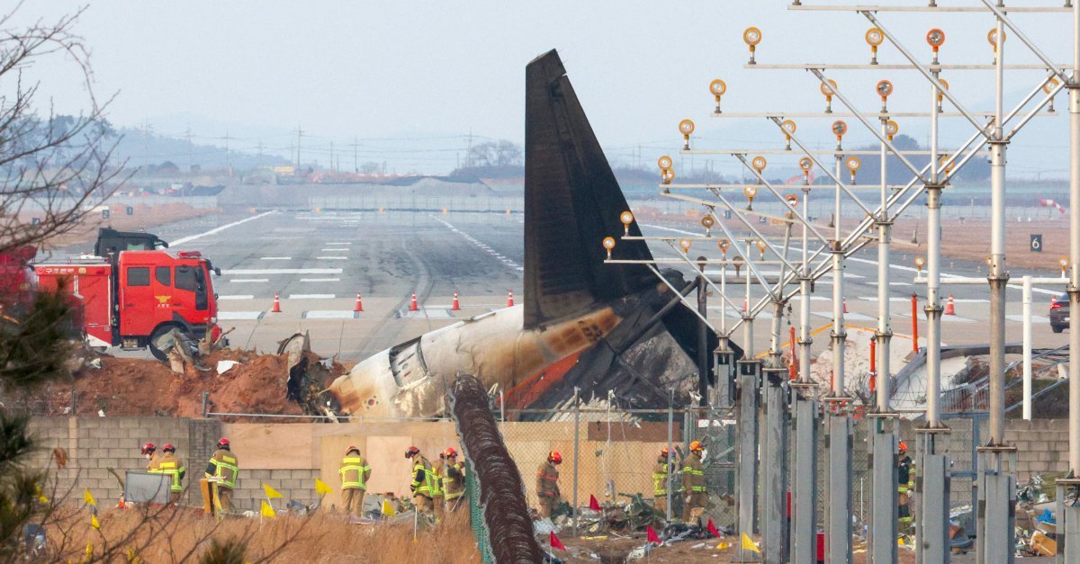 30일 전남 무안국제공항 활주로에 전날 발생한 제주항공 참사 여객기의 잔해와 동체 착륙의 흔적이 남아 있다. 뉴시스