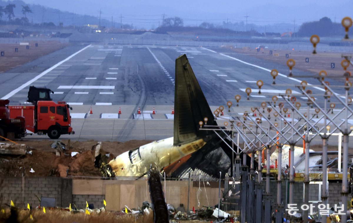 30일 전남 무안군 무안국제공항 활주로에 전날 동체 착륙을 시도하다 충돌 후 폭발한 제주항공 여객기의 흔적과 잔해가 남아 있다.  무안=박영철 기자 skyblue@donga.com