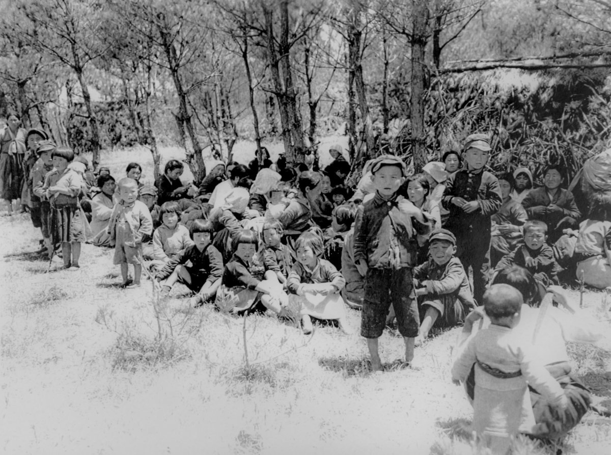 1948년 제주4·3사건 당시 중산간지대로 피신한 제주 사람들. 이 사진을 포함해 제주4·3기록물 1만7000점이 내년 유네스코 세계기록유산 등재에 도전한다. 미국국립문서 기록관리청(NARA)