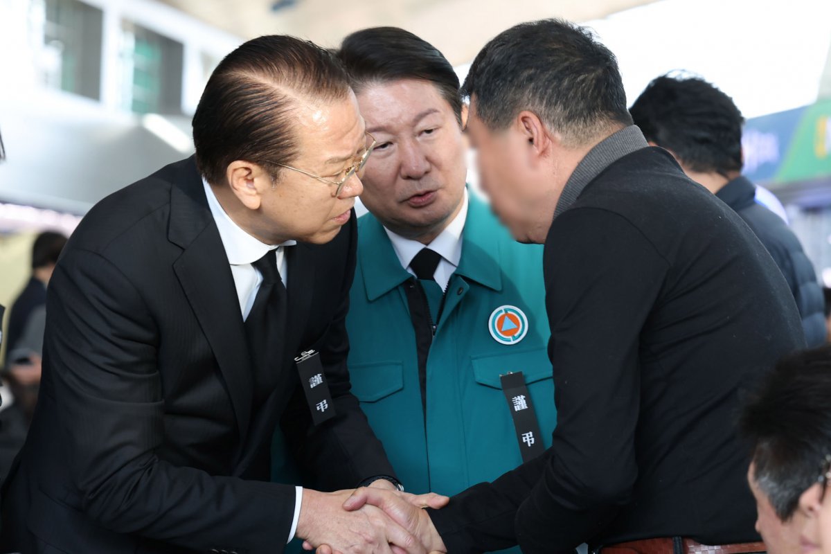 권영세 국민의힘 비상대책위원장이 30일 제주항공 여객기 참사가 일어난 전남 무안국제공항을 찾아 유가족을 위로하고 있다. (공동취재) 2024.12.30. 뉴시스