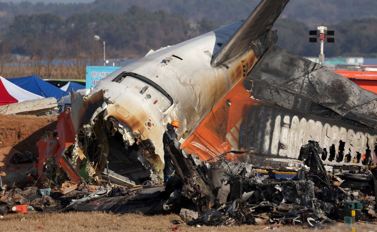 30일 전남 무안국제공항 제주항공 여객기 참사 현장에서 합동감식이 진행되고 있다. 2024.12.30. 뉴시스