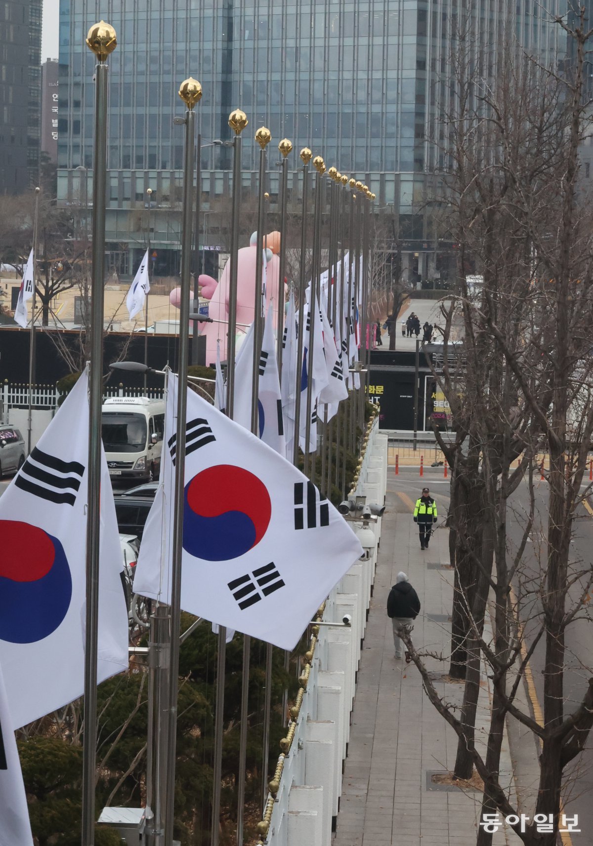 정부서울청사 조기 게양
무안 제주항공 참사 다음 날(30일) 서울 종로구 정부서울청사에 참사를 애도하는 조기가 걸려 있다. 앞서 정부는 1월 4일 밤 12시까지를 국가애도기간으로 선포했다. 김동주 기자 zoo@donga.com