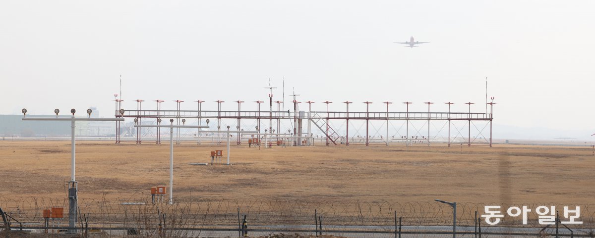 김포공항, 평지 철제 구조물 반면 서울 강서구 김포국제공항에 설치된 로컬라이저 안테나는 둔덕 없이 지면에 설치돼 있다. 비행기와 충돌해도 안테나가 쉽게 부서지면서 비행기와 승객들이 받는 충격을 최소화할 수 있는 구조다. 신원건 기자 laputa@donga.com