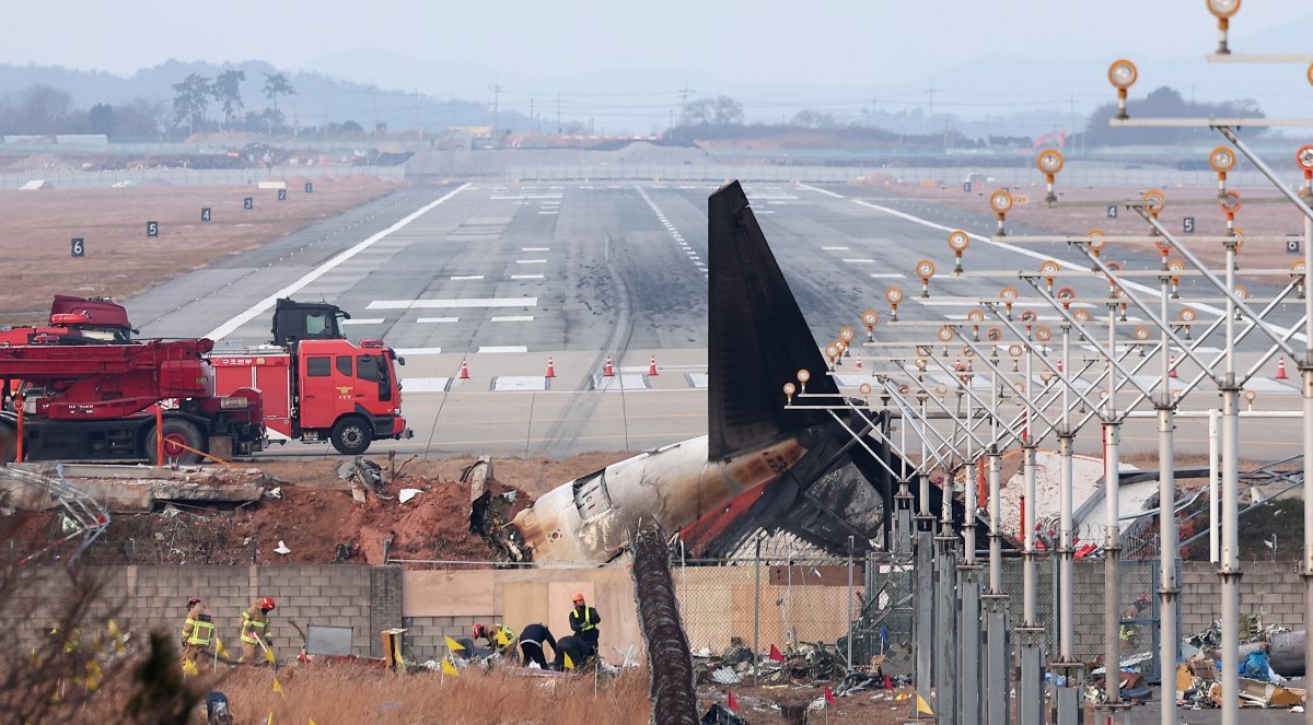 30일 전남 무안군 무안국제공항 활주로에 전날 동체 착륙을 시도하다 충돌 후 폭발한 제주항공 여객기의 흔적과 잔해가 남아 있다. 2024.12.30 뉴스1