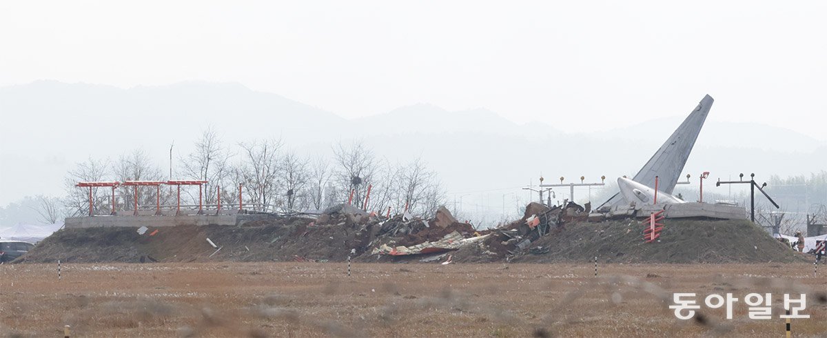 무안공항, 2m 흙+콘크리트 둔덕  제주항공 7C2216편 추락 사고가 발생한 전남 무안국제공항 현장에 항공기와 충돌한 로컬라이저 안테나 둔덕이 보인다. 2m 높이의 이 콘크리트 둔덕에 비행기가 충돌하면서 폭발을 일으켰다. 무안=변영욱 cut@donga.com