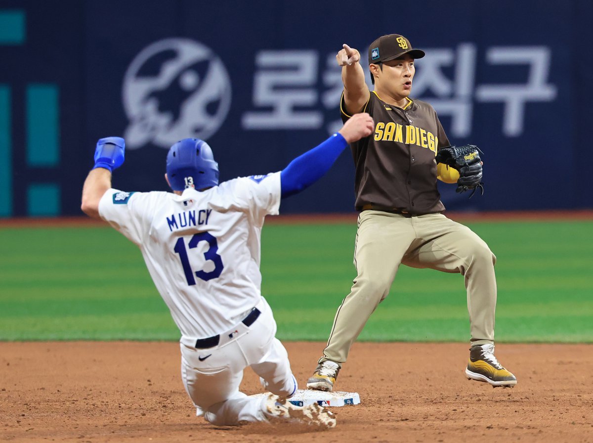 21일 서울 구로구 고척스카이돔에서 열린 2024 미국 메이저리그(MLB) 월드투어 서울시리즈 공식 개막전 샌디에이고 파드리스와 LA 다저스의 2차전 경기에서 샌디에이고 유격수 김하성이 3회말 무사 1,2루에서 다저스 에르난데스의 2루수 앞 땅볼 때 2루수 잰더 보가츠에게 1루로 송구하라는 손짓을 하고 있다. 2024.3.21/뉴스1 ⓒ News1