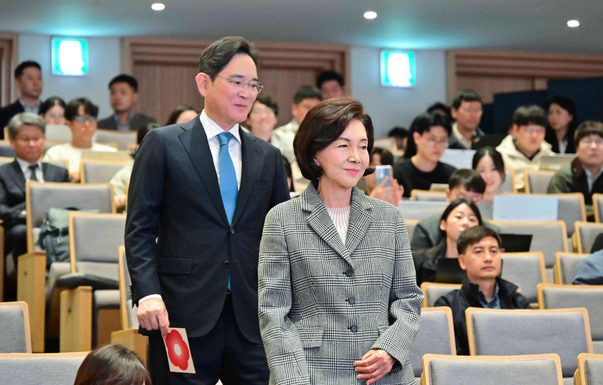 이재용 삼성전자 회장과 홍라희 전 리움미술관장이 21일 서울 종로구 서울대어린이병원에서 열린 ‘이건희 소아암·희귀질환 극복사업, 함께 희망을 열다, 미래를 열다’ 행사에 참석하고 있다. 고(故) 이건희 삼성 선대회장의 유산으로 시작된 소아암·희귀질환 극복 사업은 올해로 4년차를 맞았다. 사업을 통해 소아암·희귀질환 진단을 받은 환자만 1만 명에 달한다. (서울대학교병원 제공) 2024.10.21/뉴스1