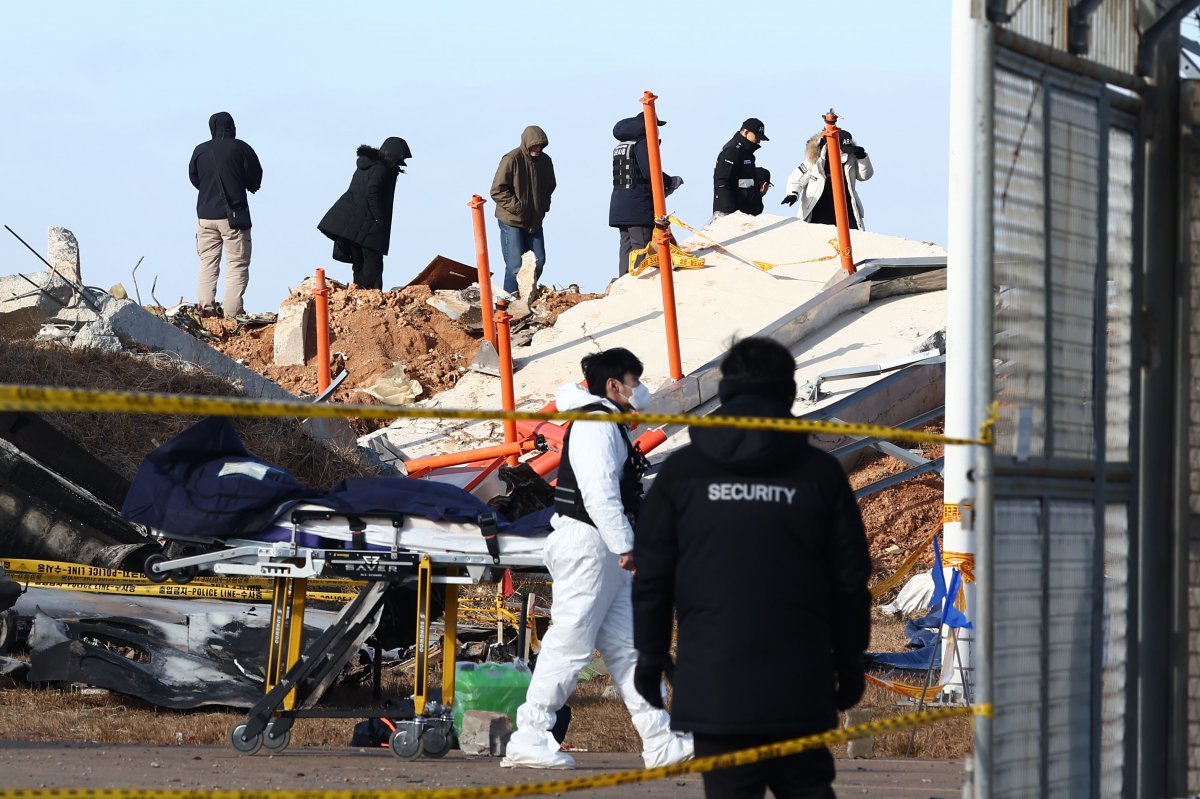 (무안=뉴스1) 31일 오전 전남 무안국제공항 제주항공 여객기 참사 현장에서 미국 연방항공청, 교통안전위원회, 보잉 등 한미합동조사 관계자들이 사고 여객기와 충돌로 부서진 방위각 시설(로컬라이저) 등을 조사하고 있다. 2024.12.31/뉴스1