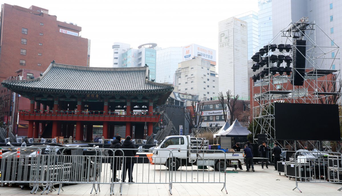 30일 서울 종로구 보신각 일대에서 역대 최대 규모의 ‘제야의종 타종행사’를 앞두고 관계자들이 준비를 하고 있다. 뉴스1