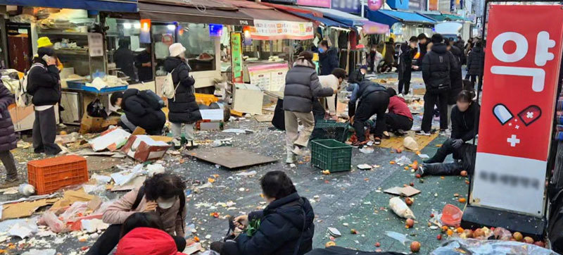 31일 오후 서울 양천구 목동깨비시장 골목에서 70대 남성이 몰던 에쿠스 승용차가 80m가량 질주하며 점포들을 들이받았다. 이 사고로 중상자 4명을 포함해 총 13명이 다쳤다. 사고 직후 아수라장이 된 시장 골목. 독자 김병근 씨 제공