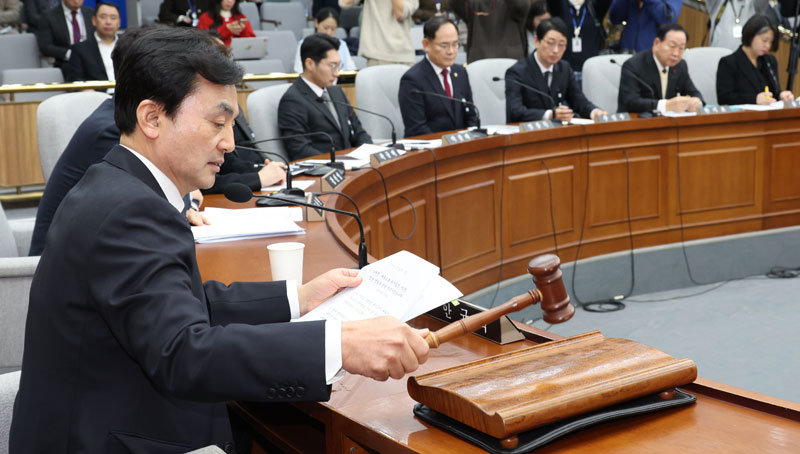 31일 국회에서 열린 ‘윤석열 정부 비상계엄 선포를 통한 내란 진상규명 국정조사특별위원회’ 첫 회의에서 더불어민주당 소속 안규백 위원장이 의사봉을 두드리고 있다. 뉴시스