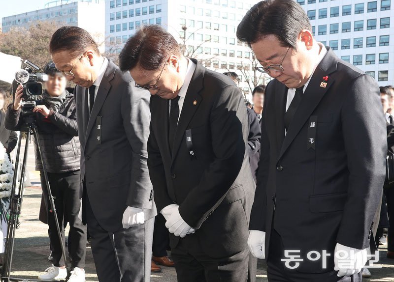 우원식 국회의장과 국민의힘 권영세 비상대책위원장(왼쪽), 더불어민주당 이재명 대표(오른쪽)가 31일 서울 여의도 국회에 마련된 무안 제주항공 참사 희생자 합동분향소에서 묵념을 하고 있다. 이훈구 기자 ufo@donga.com