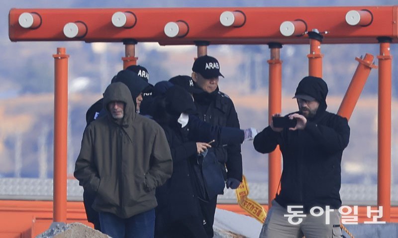 31일 오후 미국 합동조사 인원 8명이 무안공항에서 제주항공 여객기 참사 현장을 확인하고 있다. 무안=박영철 기자 skyblue@donga.com