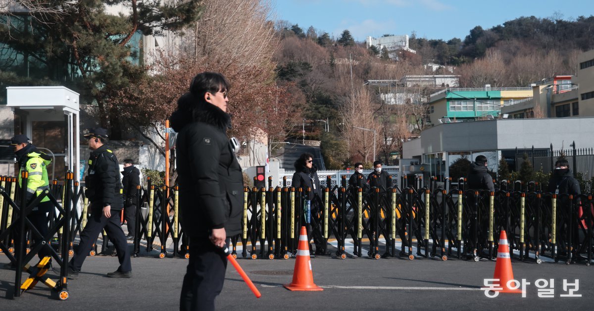 25일 오후 서울 한남동 대통령실 관저로 향하는 입구가 이중 펜스로 보강돼 있다.  송은석 기자 silverstone@donga.com