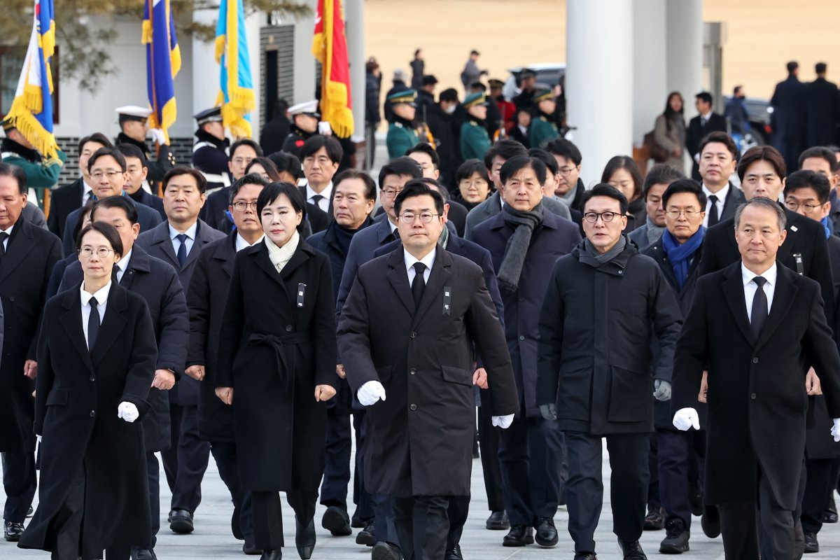 박찬대 더불어민주당 원내대표를 비롯한 동료 의원들이 2025년 을사년(乙巳年) 첫 날인 1일 오전 서울 동작구 국립서울현충원을 찾아 현충탑으로 향하고 있다. 2025.1.1/뉴스1 ⓒ News1