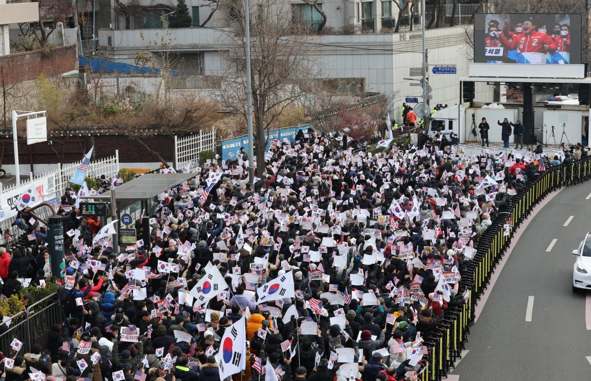 1일 오후 서울 용산구 한남동 대통령 관저 인근에서 윤석열 대통령 지지자들이 윤 대통령에 대한 법원의 체포영장 발부 규탄 집회를 하고 있다. 2025.1.1/뉴스1