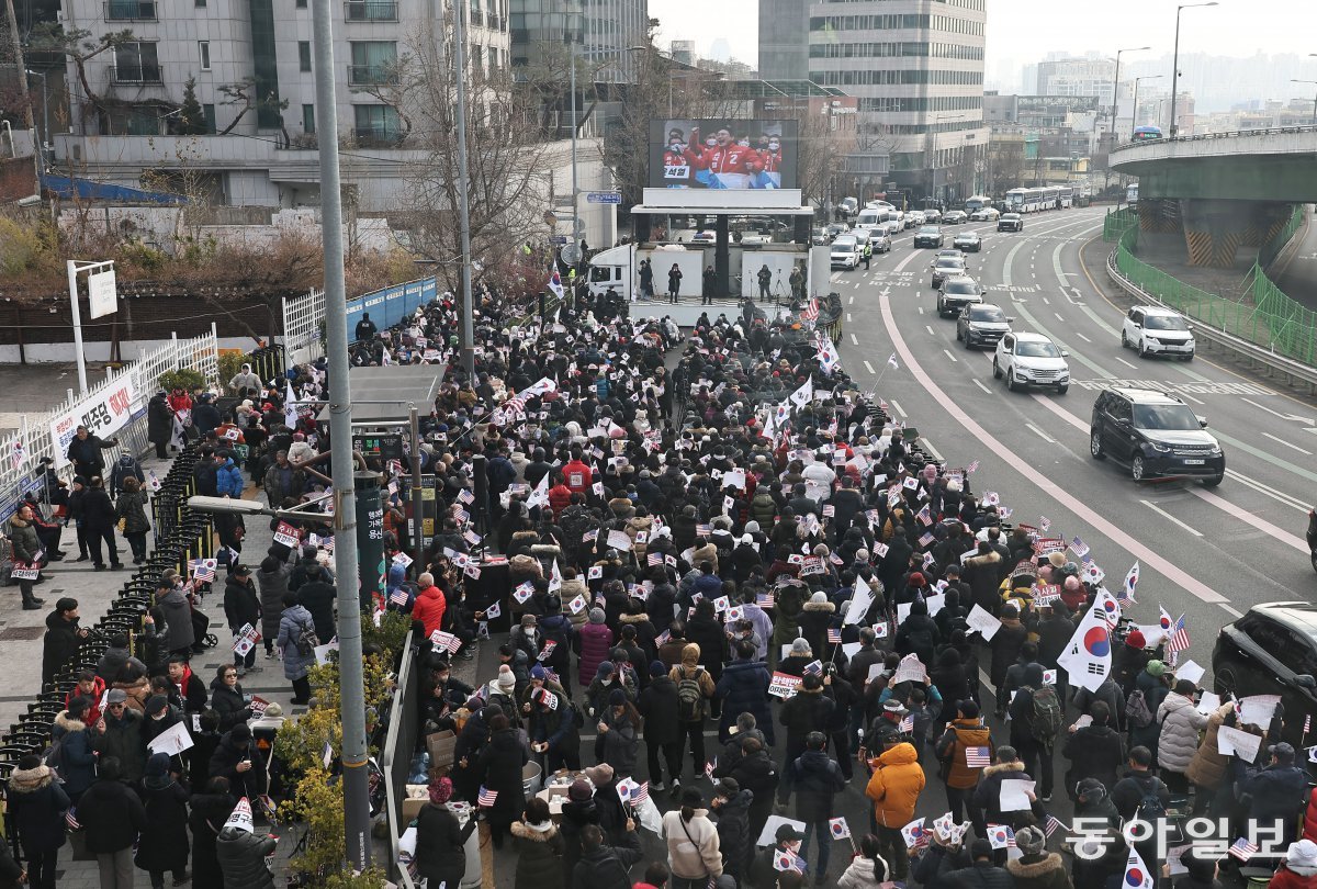 尹 관저 인근 보수단체 시위
1일 오후 서울 용산구 윤석열 대통령 관저 인근에서 보수단체와 윤 대통령 지지자들이 집회를 열고 있다. 양회성 기자 yohan@donga.com