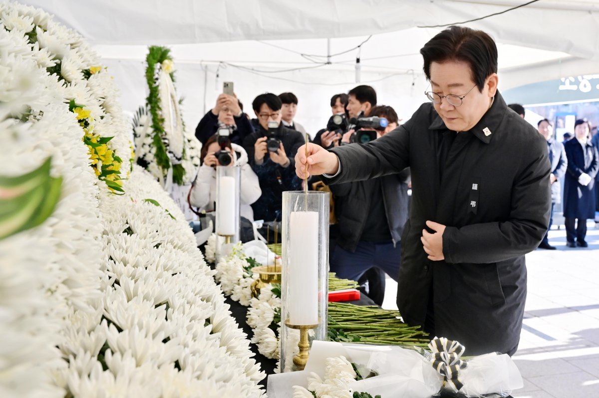 1일 오전 국민의힘 권영세 비상대책위원장(위쪽 사진 왼쪽)이 서울 동작구 국립서울현충원에서 분향하고 있다. 아래쪽 사진은 같은 날 더불어민주당 이재명 대표가 광주 동구 5·18민주광장에 마련된 무안 제주항공 여객기 참사 광주시민분향소에서 분향하는 모습. 이훈구 기자 ufo@donga.com / 광주=뉴시스