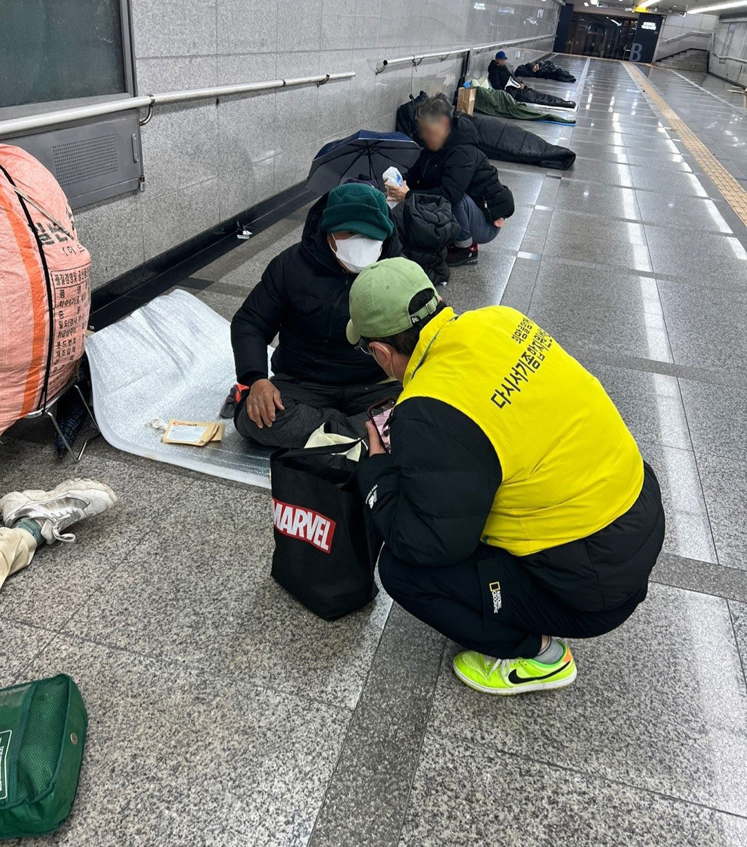 지난해 12월 29일 서울역 지하도 일대에서 서울시 관계자가 노숙인과 상담하고 있다. 서울시는 한파 취약계층 특별보호대책으로 노숙인 밀집 지역에서 노숙인 건강 상태를 진단하고 구호물품을 지급하는 거리상담반을 운영 중이다. 서울시 제공