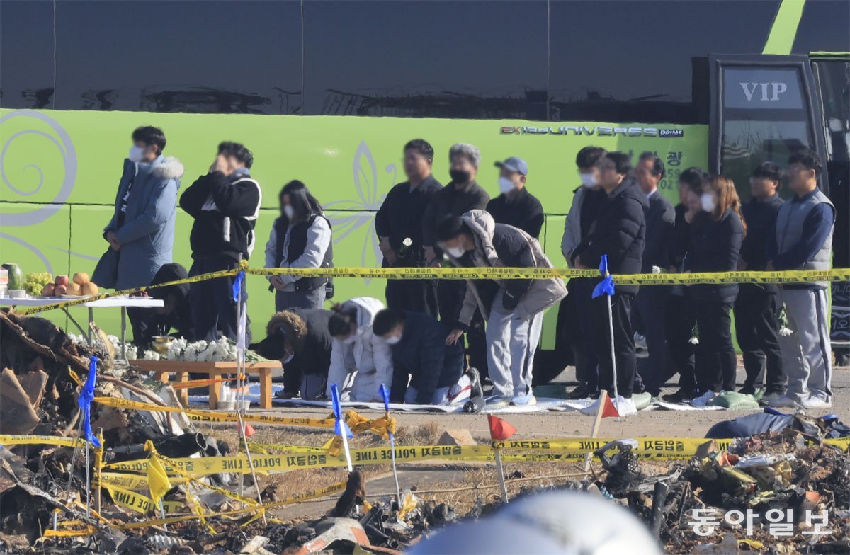 억장 무너지는 가족들 1일 전남 무안국제공항 활주로에서는 여객기 참사 희생자의 넋을 위로하는 위령제가 열렸다. 노란 폴리스라인과 사고 항공기 잔해들 너머로 유가족들이 고인을 추모하고 있다. 무안=박영철 기자 skyblue@donga.com