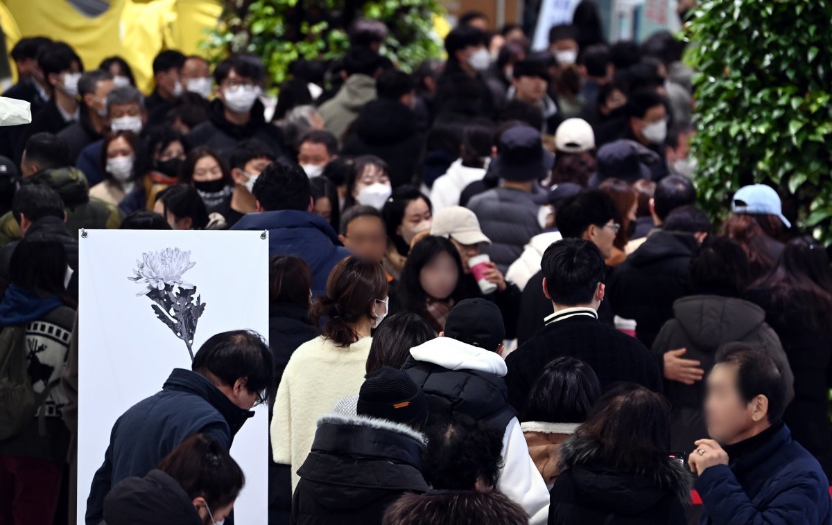 제주항공 여객기 참사 나흘째인 1일 전남 무안국제공항 여객터미널 1층에 마련된 합동분향소 앞에서 조문객들이 줄을 서 기다리고 있다. 공동취재