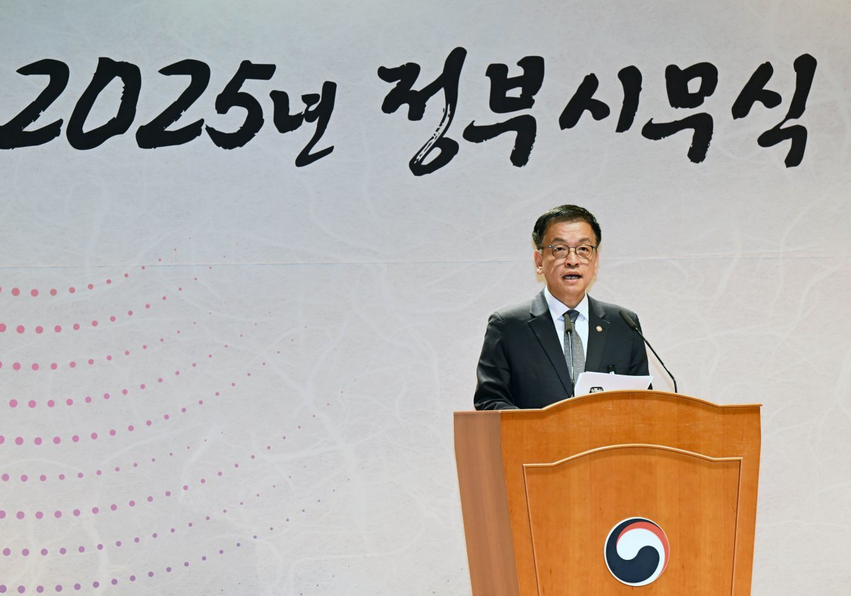 2일 정부서울청사에서 열린 2025년 정부시무식에서 최상목 대통령 권한대행 겸 기획재정부 장관이 인사말을 하고 있다. 대통령사진기자단 .