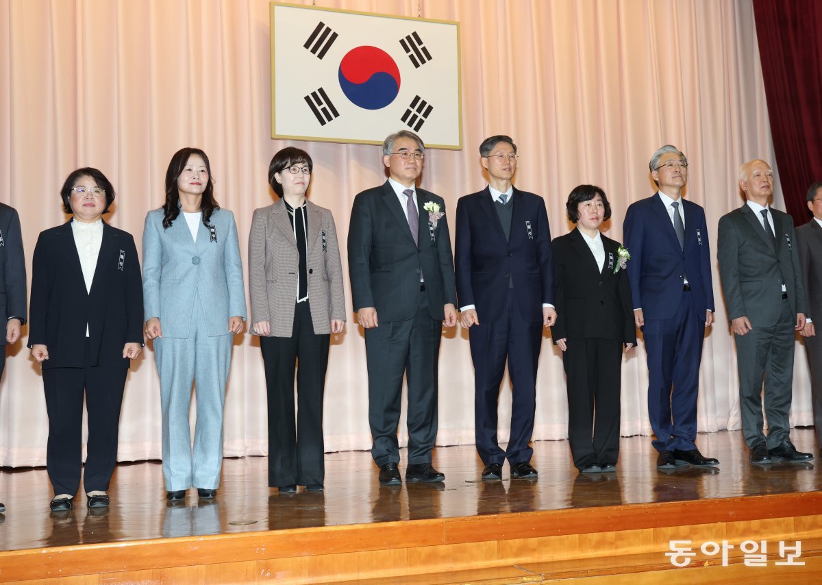 문형배 헌법재판소장 대행 등 헌법재판관들이 2일 오전 서울 종로구 헌법재판소에서 열린 ‘조한창·정계선 헌법재판관 취임식’이 끝난 뒤 기념촬영을 하고 있다. 왼쪽부터 김복형, 정정미, 이미선, 조한창 헌법재판관, 문형배 대행, 정계선, 김형두, 정형식 헌법재판관. 변영욱 기자 cut@donga.com