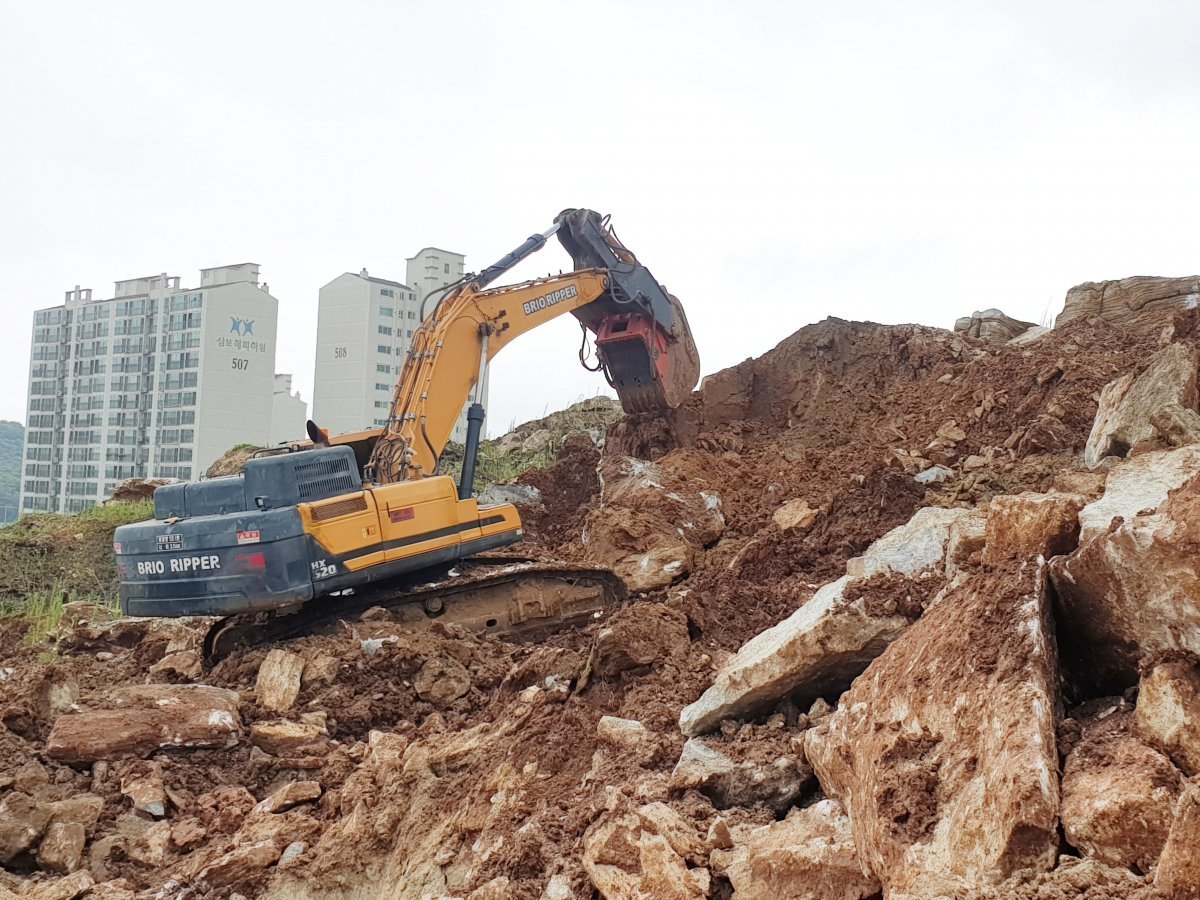 진동 리퍼를 부착한 대동이엔지 굴착기 2대가 검단 현장에서 암반 제거 작업을 진행하고 있다. 대동이엔지 제공