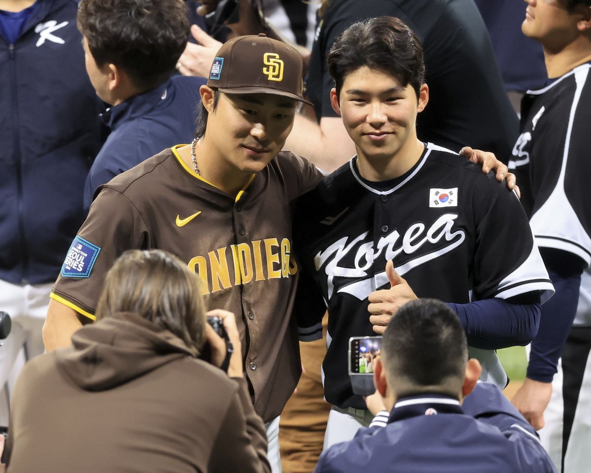 17일 서울 고척스카이돔에서 열린 팀코리아와 샌디에이고(SD) 파드리스의 미국프로야구(MLB) 서울시리즈 연습경기가 마친 뒤 샌디에이고 파드리스 김하성과 팀 코리아 김혜성이 기념 촬영을 하고 있다. 2024.03.17 공동취재